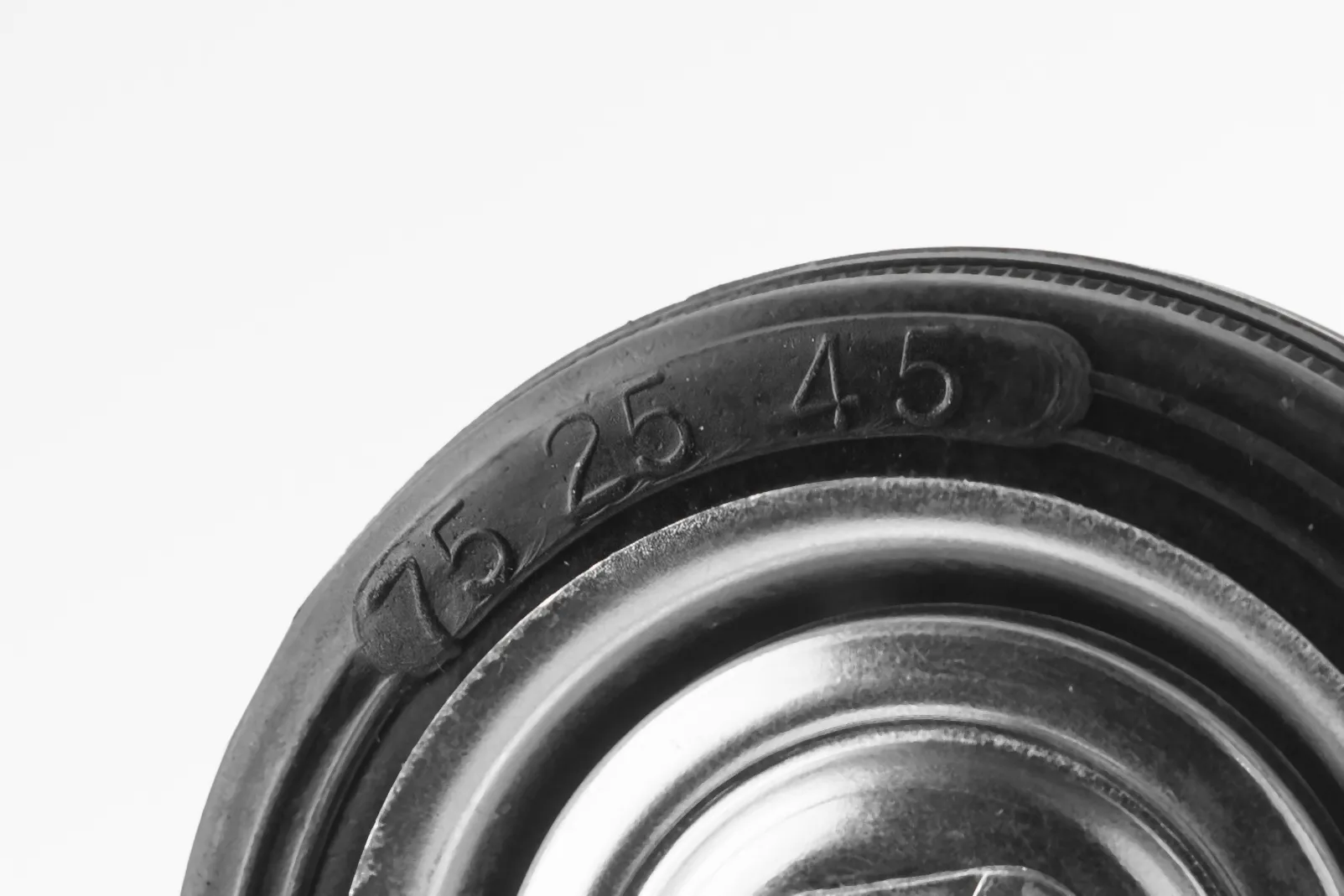 Промышленное колесо, диаметр 75мм, болтовое крепление, поворотная опора, черная резина, роликовый подшипник - SCt 93